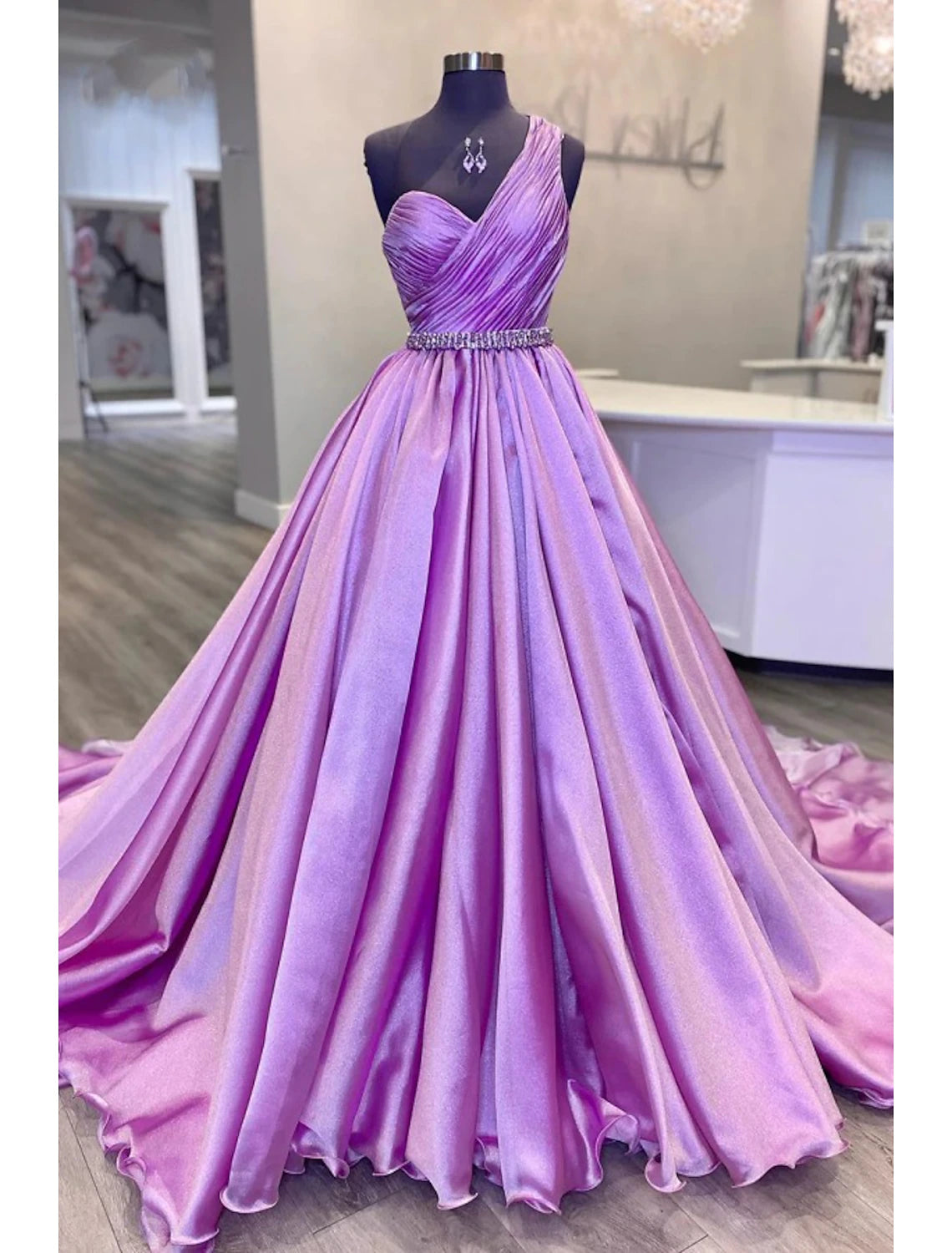 Ballkleid Abendkleid Luxuriöses Kleid Hochzeit Party Hofschleppe Ärmellos Ein-Schulter-Gürtel/Schärpe Charmeuse mit gerüschten Kristallen